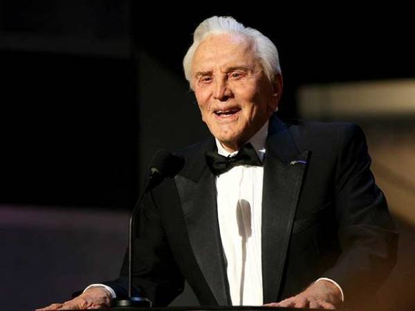 カーク・ダグラスが死去 享年103 息子のマイケル・ダグラスが追悼