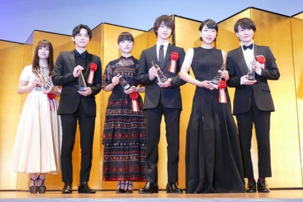 横浜流星、久々再会の深田恭子とハグ！　吉沢亮＆神木隆之介も登場の第44回エランドール賞授賞式