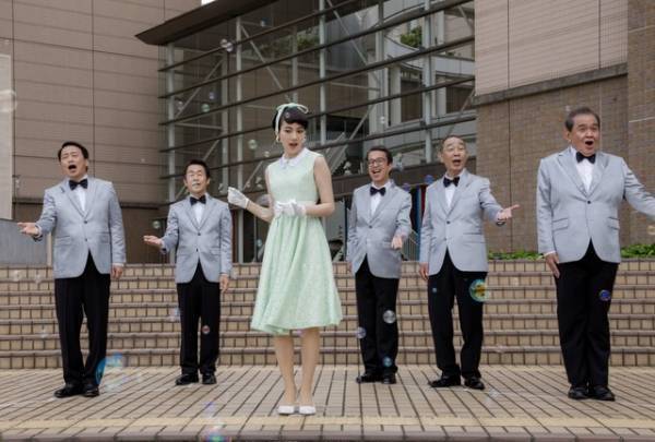 のん、レトロワンピースで歌い踊る『星屑の町』本編シーン公開