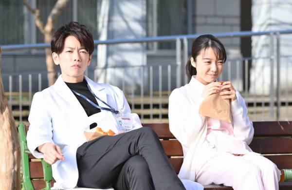 佐藤健、頭ぽんぽんからの“交際宣言”に視聴者「国民栄誉賞あげたい」…「恋つづ」第5話