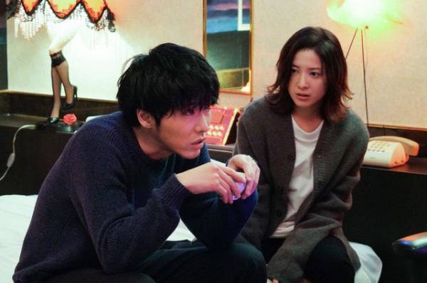 柄本佑の「踏みとどまろう」からの“一線越えキス”にTL騒然…「知らなくていいコト」6話