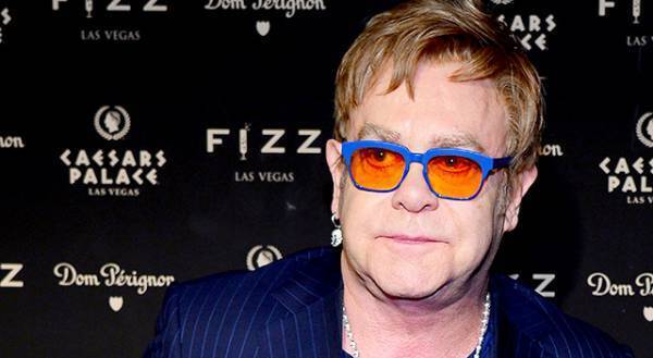 エルトン・ジョン、ニュージーランド公演で泣きながら途中退場 肺炎で歌えず