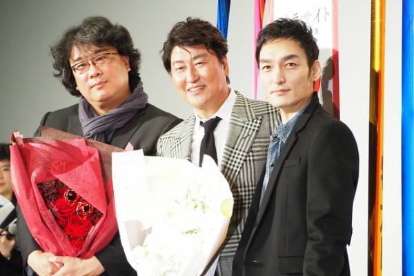 草なぎ剛、大ファンの『パラサイト』ポン・ジュノ監督＆ソン・ガンホとがっちり抱擁「一流のエンターテインメント」