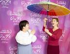 レネー・ゼルウィガー、ゆりやんから“虹色”和傘のプレゼントに興奮