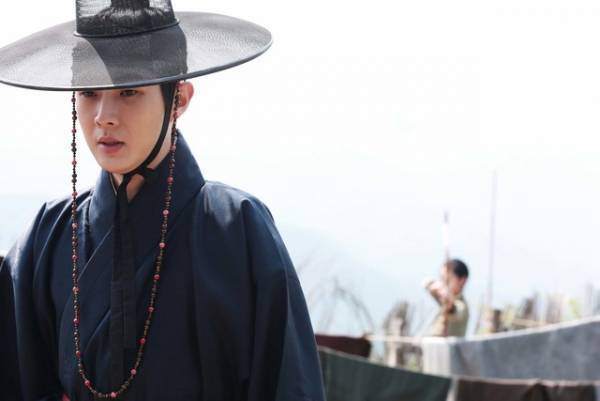 『パラサイト』チェ・ウシク、クールな登場シーンに注目『ムルゲ 王朝の怪物』