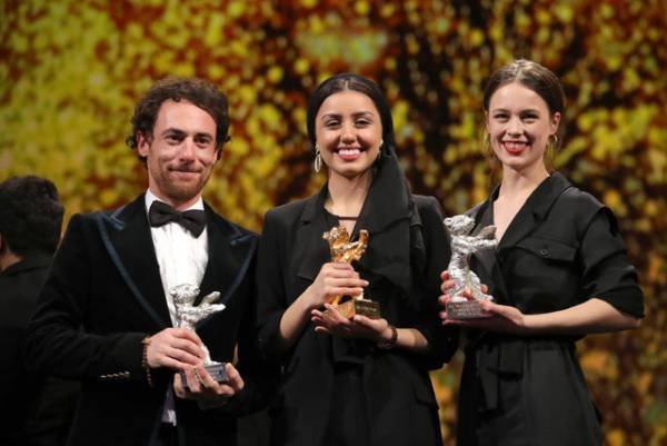 ベルリン国際映画祭、金熊賞はイラン作品　加瀬亮＆本木雅弘出演作が新設賞受賞