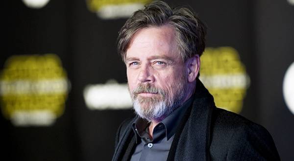 マーク・ハミル、11歳の少女にR2-D2デザインの筋電義手を届けるサポート