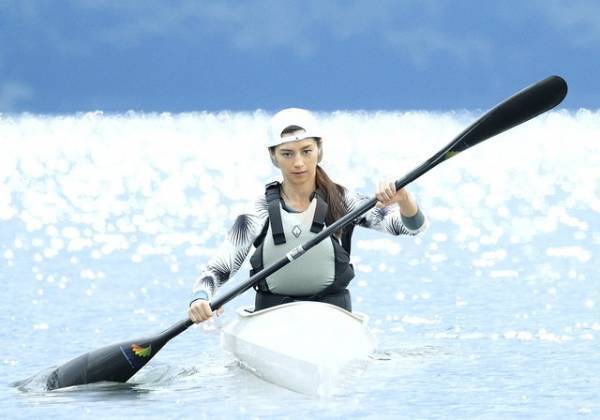 中条あやみ、堂々としたパドルさばきを披露『水上のフライト』主題歌入り予告