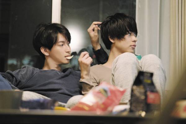 大倉忠義＆成田凌、部屋着くつろぎ新カット解禁『窮鼠はチーズの夢を見る』