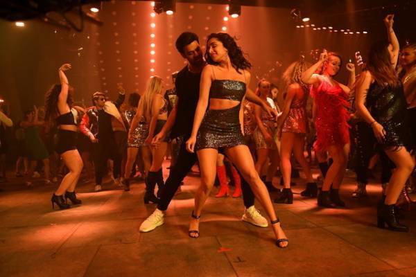 プラバース、恋の駆け引きはダンスで『サーホー』ミュージカルシーン