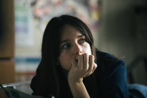 『ポップスター』の若き演技派ステイシー・マーティン、“妹”ナタリーは「知的で一流」