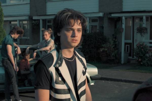 『1917』で話題のディーン＝チャールズ・チャップマン、今度は80年代UKバンドスタイルに