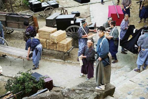 星野源「台本を見ただけで笑っちゃう」『引っ越し大名！』特典映像ダイジェスト