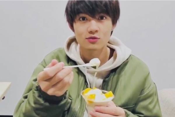 飯豊まりえ、佐野勇斗にパフェを「あーん」東京デート未公開シーン