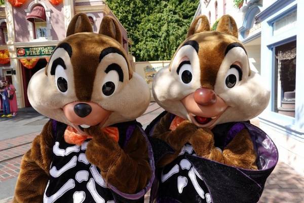 【ディズニー】チップとデールのスクリーンデビューの日！公式ブログには楽しそうな姿も