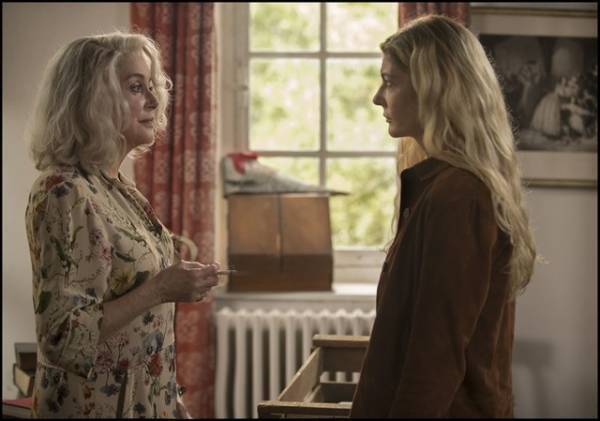 “母”ドヌーヴ＆“娘”マストロヤンニ、本気の演技対決『アンティークの祝祭』本編映像