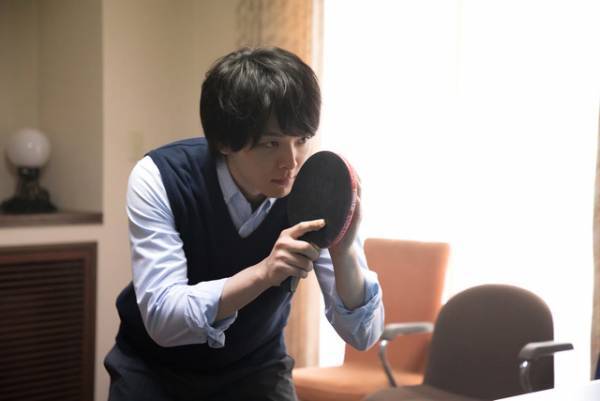 中村倫也、“おうち時間”を満喫？ひとり卓球写真到着『水曜日が消えた』