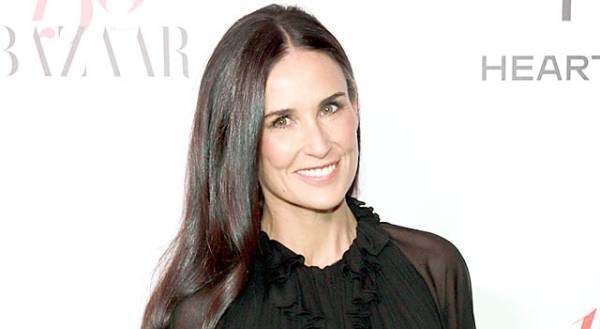 デミ・ムーア、元夫ブルース・ウィリスと仲良く自主隔離!? おそろいのパジャマ姿披露