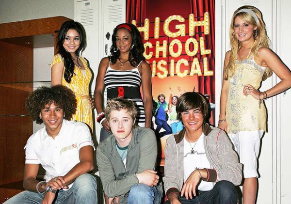 ザック・エフロンも出演予定「ハイスクール・ミュージカル」メンバーが自宅から特別番組