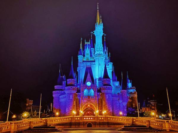 【ディズニー】シンデレラ城をブルーライトアップ　医療の現場で働く人たちへ感謝の思い伝える