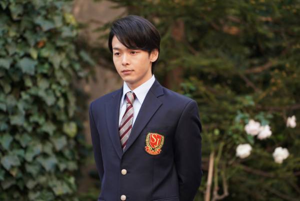 中村倫也、高校制服姿を披露！「美食探偵」