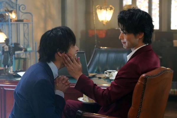 佐藤寛太、“美食探偵”中村倫也へのLOVEが止まらない！“頬ペチ”カット到着