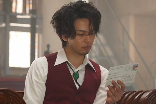 中村倫也“明智”の無精ひげ姿が話題！初めて“弱み”見せる…「美食探偵」