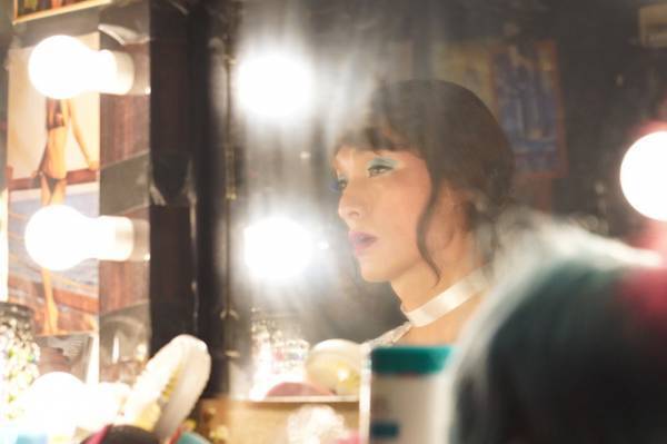 草なぎ剛、メイクをほどこし舞台に立つ…『ミッドナイトスワン』新写真