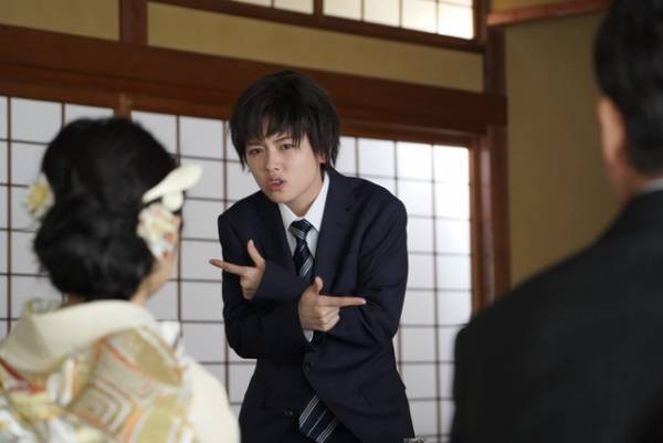 小芝風花、中村倫也の“弟”に変装!?「美食探偵」でムチャぶりに対応