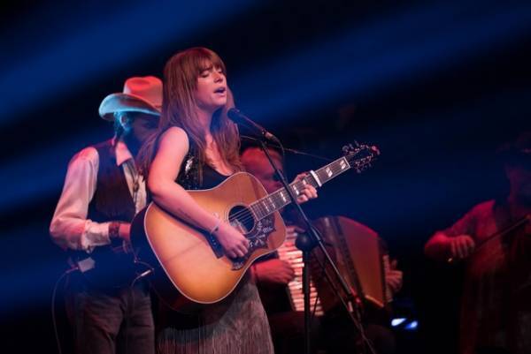 ジェシー・バックリー、歌唱シーンから母親としての姿まで…『ワイルド・ローズ』場面写真