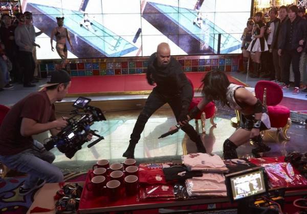 シェマー・ムーア、激しいスタントに思わず本音が…「S.W.A.T.」S3東京撮影メイキング