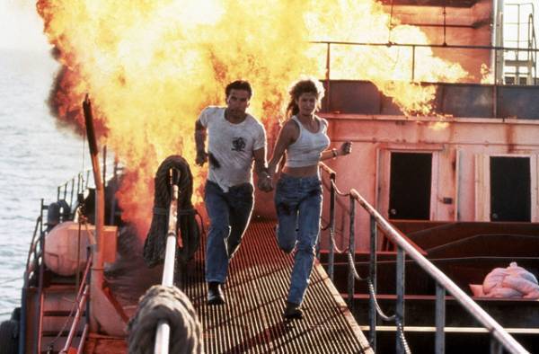 刑事は女性弁護士を守り切れるか…アクション映画『フェア・ゲーム』午後ローで放送