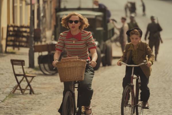 スカーレット・ヨハンソンの意外なNGシーン公開『ジョジョ・ラビット』