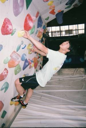 伊藤健太郎、“卓球部”なのにボルダリングに夢中!?『のぼる小寺さん』オフショット
