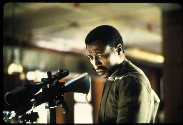 ウェズリー・スナイプス主演、アメリカ銃社会の暗部に切り込む…午後ロー『スナイパー』