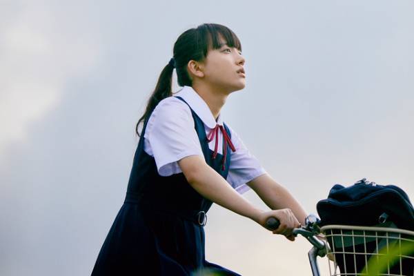 清原果耶、“空飛ぶ”桃井かおりに「ありがとう…」『宇宙でいちばんあかるい屋根』初映像