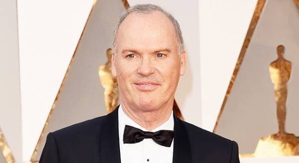 エズラ・ミラー主演『ザ・フラッシュ』にマイケル・キートンが“バットマン”として登場か