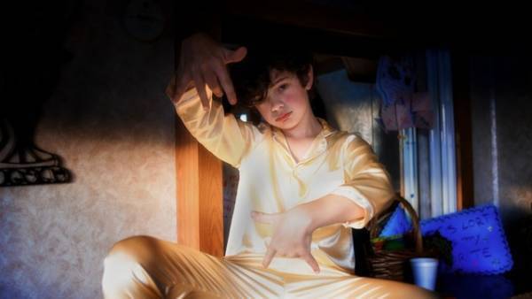 ノア・ジュプ、顔面ケーキ姿から女装まで七変化『ハニーボーイ』劇中写真