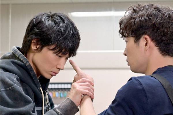 綾野剛と星野源の“バディ”に「スピード感すげー」「たまらなくゾクゾクした」…「MIU404」1話