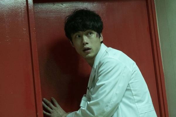坂口健太郎、映画カメラマンに初挑戦『仮面病棟』メイキング映像