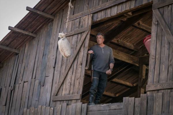 ランボー、最終決戦へ！燃え盛る炎が怒りを表す本編映像『ランボー　ラスト・ブラッド』