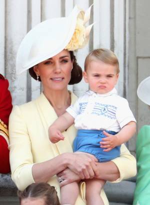 キャサリン妃、ルイ王子は「何でも抱っこしたがる」ジョージ王子＆シャーロット王女の近況も明かす