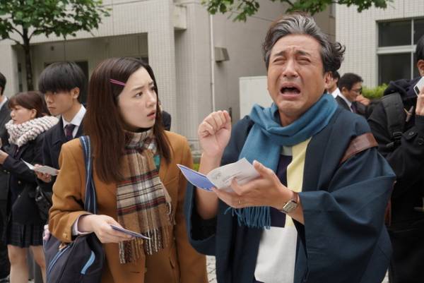 “父”ムロツヨシが号泣！「親バカ青春白書」合格発表カット解禁