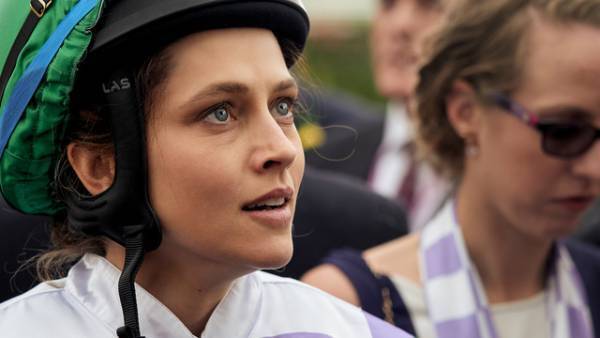 『ライド・ライク・ア・ガール』本編オープニング映像公開、ミシェル・ペイン本人も登場