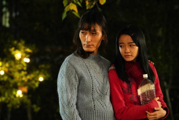 草なぎ剛、ネグレクト少女の“母になりたい”…『ミッドナイトスワン』新写真一挙解禁