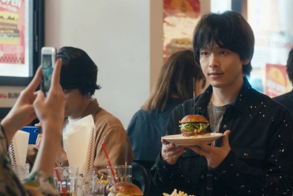 『人数の町』中村倫也、SNSに写真投稿で食事ゲット？新写真公開
