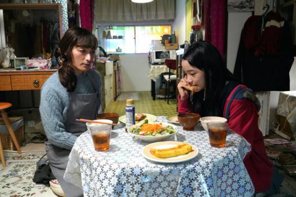 草なぎ剛＆服部樹咲、親子のように手作り料理を囲む『ミッドナイトスワン』初映像解禁