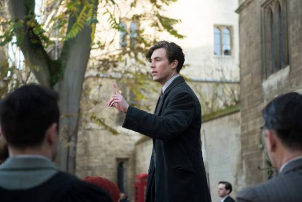 英国史上最も意外なスパイの心を奪ったトム・ヒューズ『ジョーンの秘密』本編映像