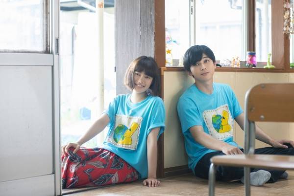 吉沢亮＆杉咲花、お揃いTシャツから一転…神妙に見つめ合う『青くて痛くて脆い』場面写真