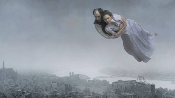 『ミッドサマー』監督が敬愛！ロイ・アンダーソンのヴェネチア受賞作『ホモ・サピエンスの涙』公開